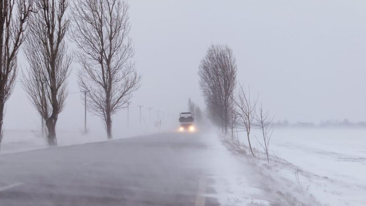 Iarna se întoarce în România! Cod portocaliu de viscol în 25 de județe