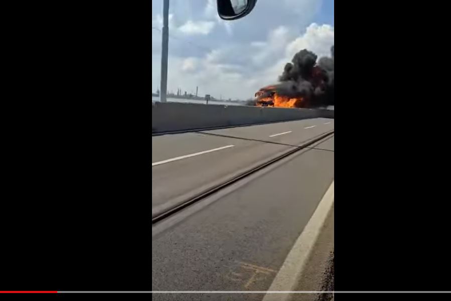 Un autocar cu pasageri a explodat în mers după ce a luat foc (VIDEO)