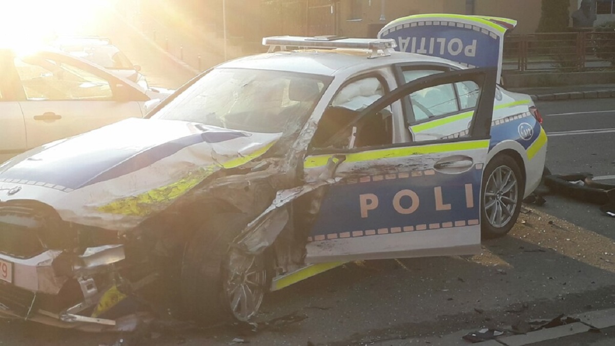 <strong>Primul accident cu un BMW nou al Poliției Române. Mașina este daună totală</strong>