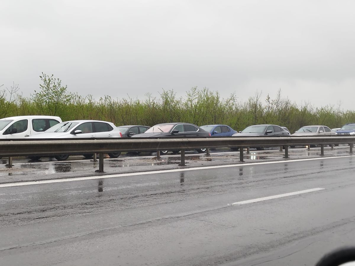 Blocaj pe Autostrada București-Pitești, pe sensul de mers către Capitală, luni după-amiază (foto)