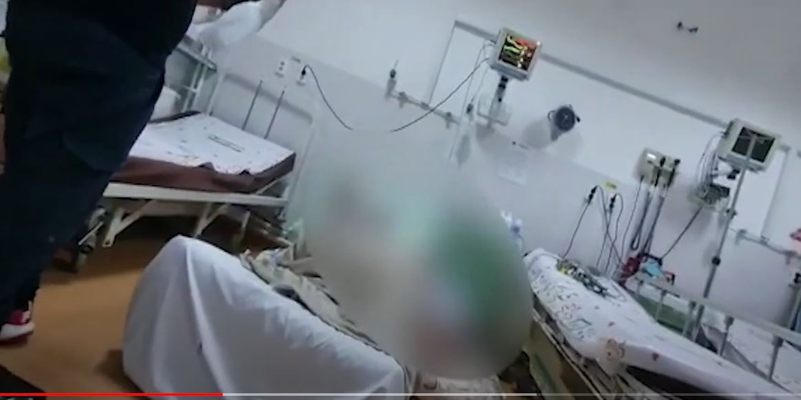 Femeie supraponderală, refuzată de 3 spitale, ținută 4 ore pe podeaua mașinii de pompieri (VIDEO)