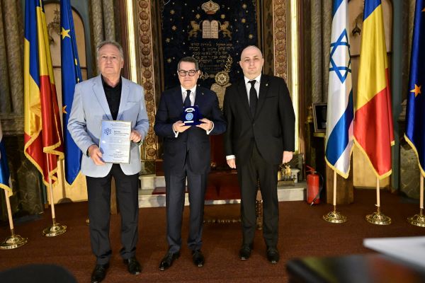 Eduard Hellvig a primit Medalia de Onoare „Prieten al Comunităţilor Evreieşti din România”