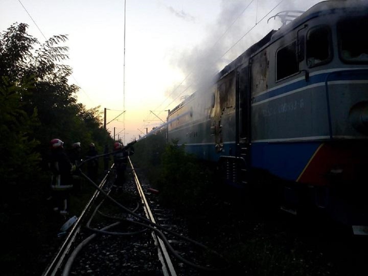 Locomotiva unui tren de marfă a luat foc într-o gară în apropiere de Ploiești