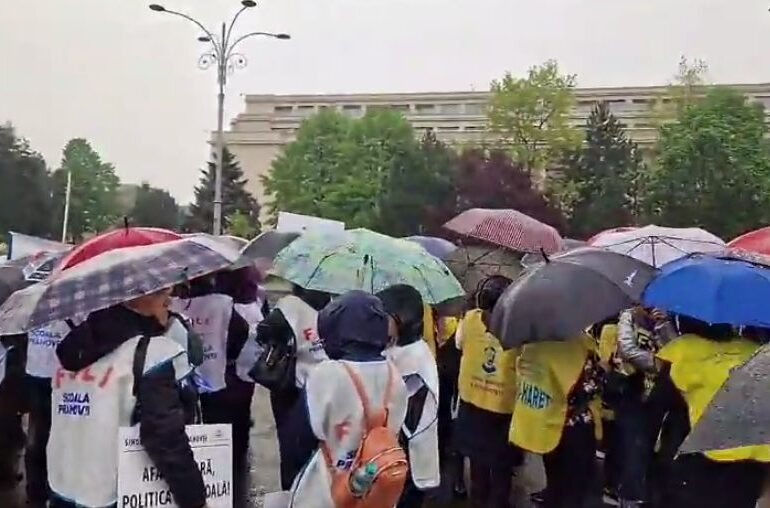 Protest, pe ploaie, în Piața Victoriei. Sindicaliștii au ieșit în fața Guvernului 