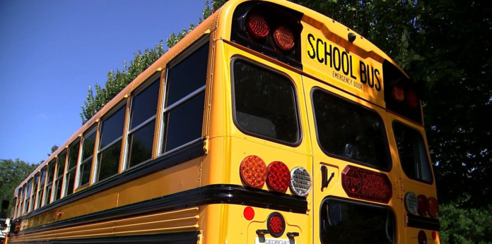 Un elev de 13 ani și-a salvat colegii aflați într-un autobuz cu șoferul leșinat la volan