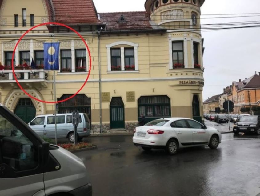 Primarul din Gheorgheni, obligat de instanță să îndepărteze steagul secuiesc de pe domeniul public