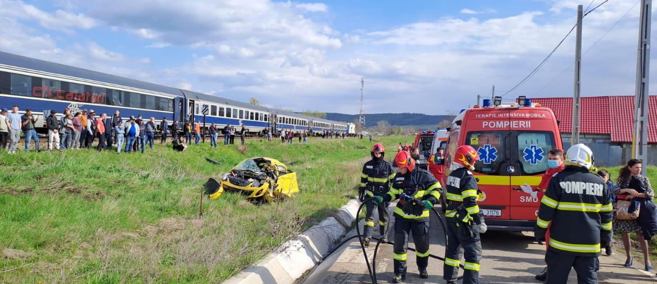 Mașină spulberată de tren pe calea ferată. Printre răniți se află și un copil de 7 ani