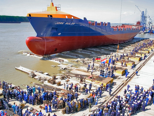 Metodă unică de lansare a navelor la Galați. Mii de tone de metal alunecă în Dunăre pe „sănii”