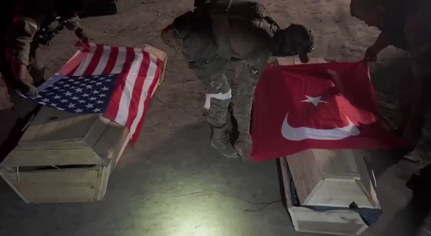 <strong>Evgheni Prigojin s-a filmat la Bahmut lângă sicriele unui american şi unui turc, acoperite de steaguri: „Așa îl vom preda Statelor Unite ale Americii”</strong>