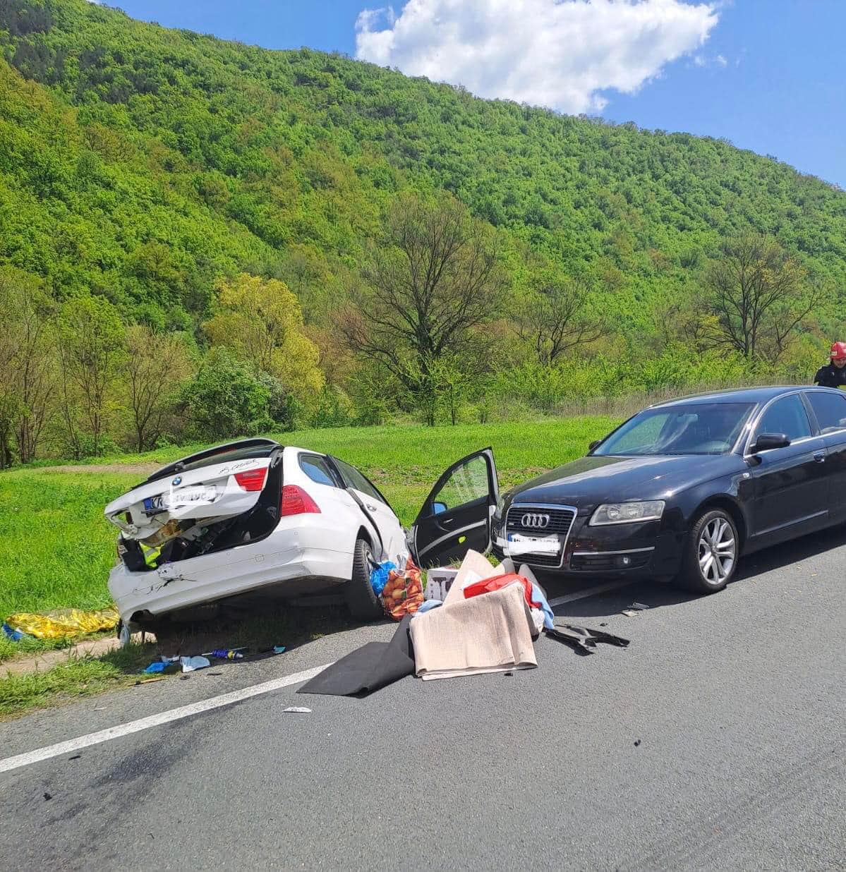 Accident în lanț, în Caraș Severin. 5 mașini au fost implicate. O persoană a decedat, alte 3 sunt grav rănite (FOTO)