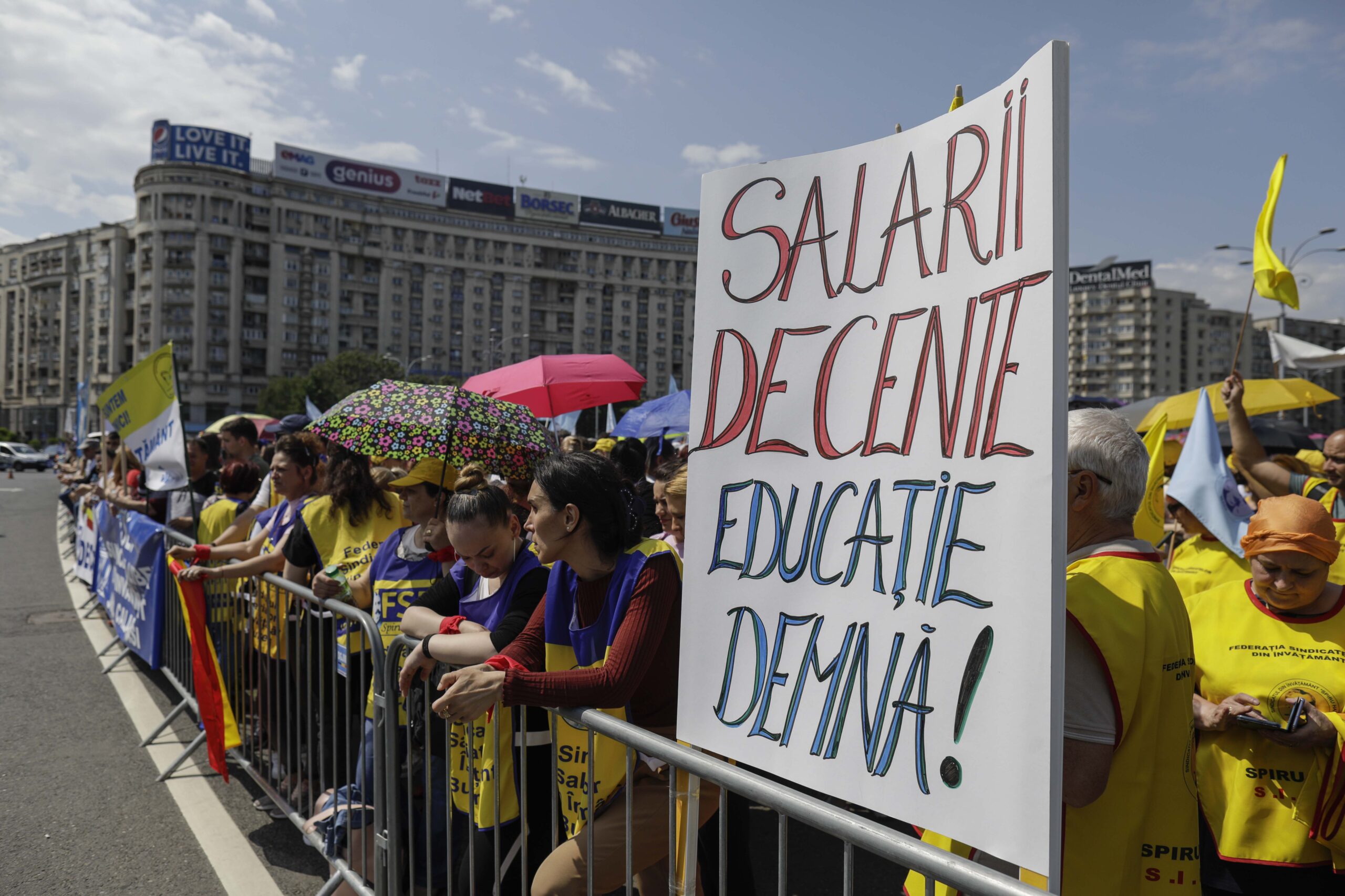 Mii de profesori scandează „Nu cedăm” și „Demisia!” în fața Palatului Cotroceni
