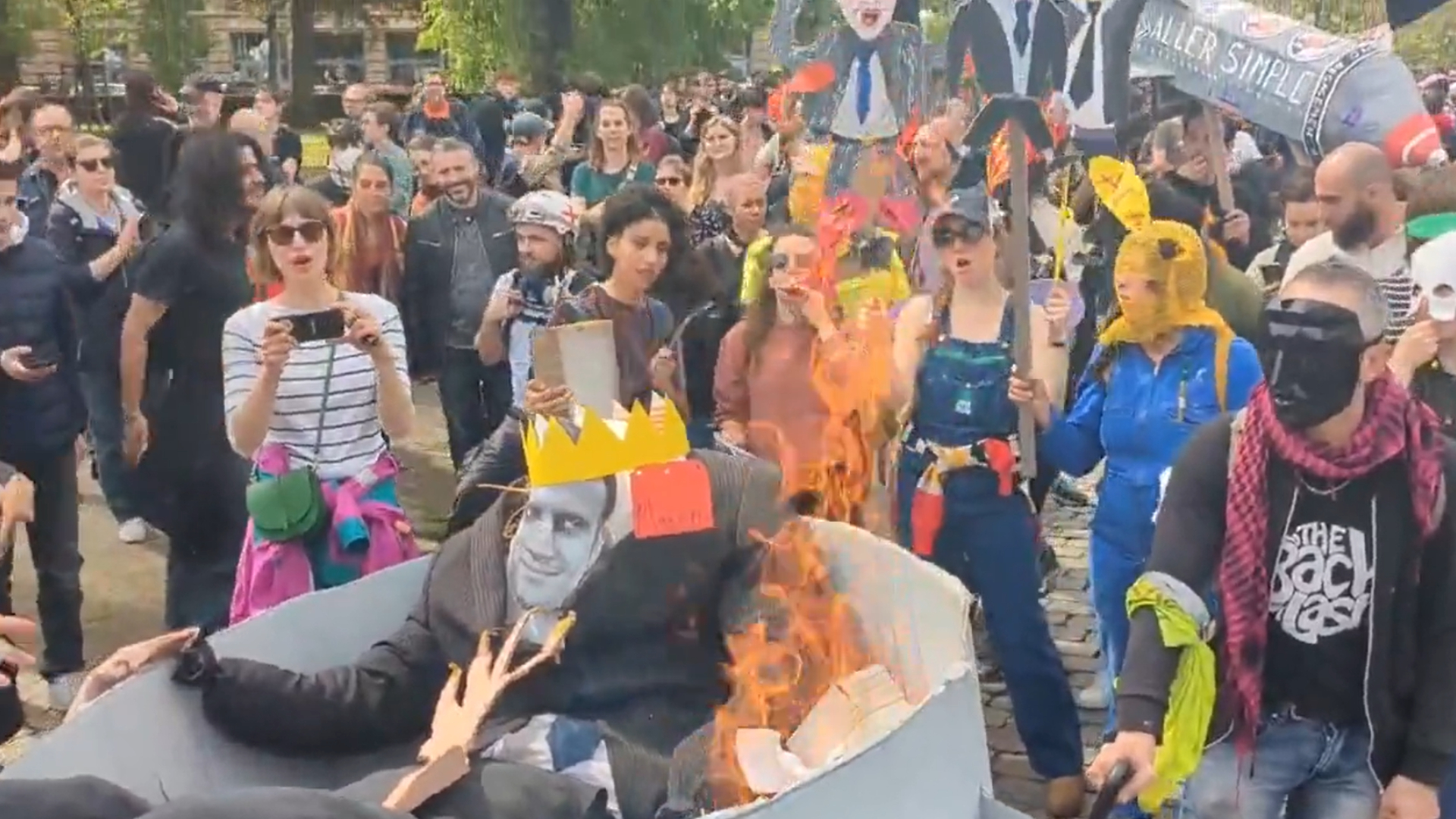 Proteste violente în Franța: Protestatarii au ars un manechin cu chipul lui Macron