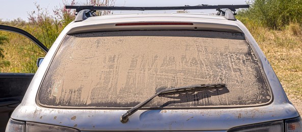 Ce amenzi riscă șoferii care circulă cu geamurile maşinii murdare