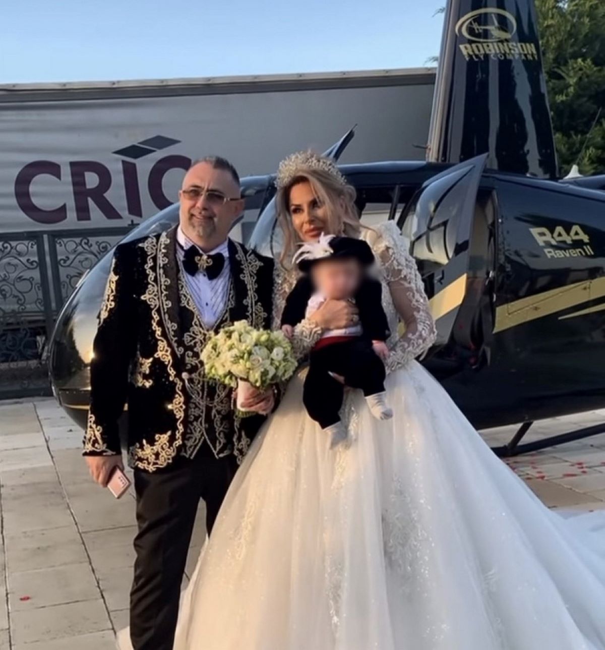 VIDEO. Nuntă de pomină la Oradea, cu elicopter, șampanie scumpă și maneliști celebri. Cine este mirele