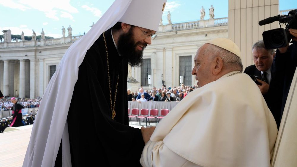 Papa Francisc și mitropolitul ortodox rus Antonij, în Piața San Pietro