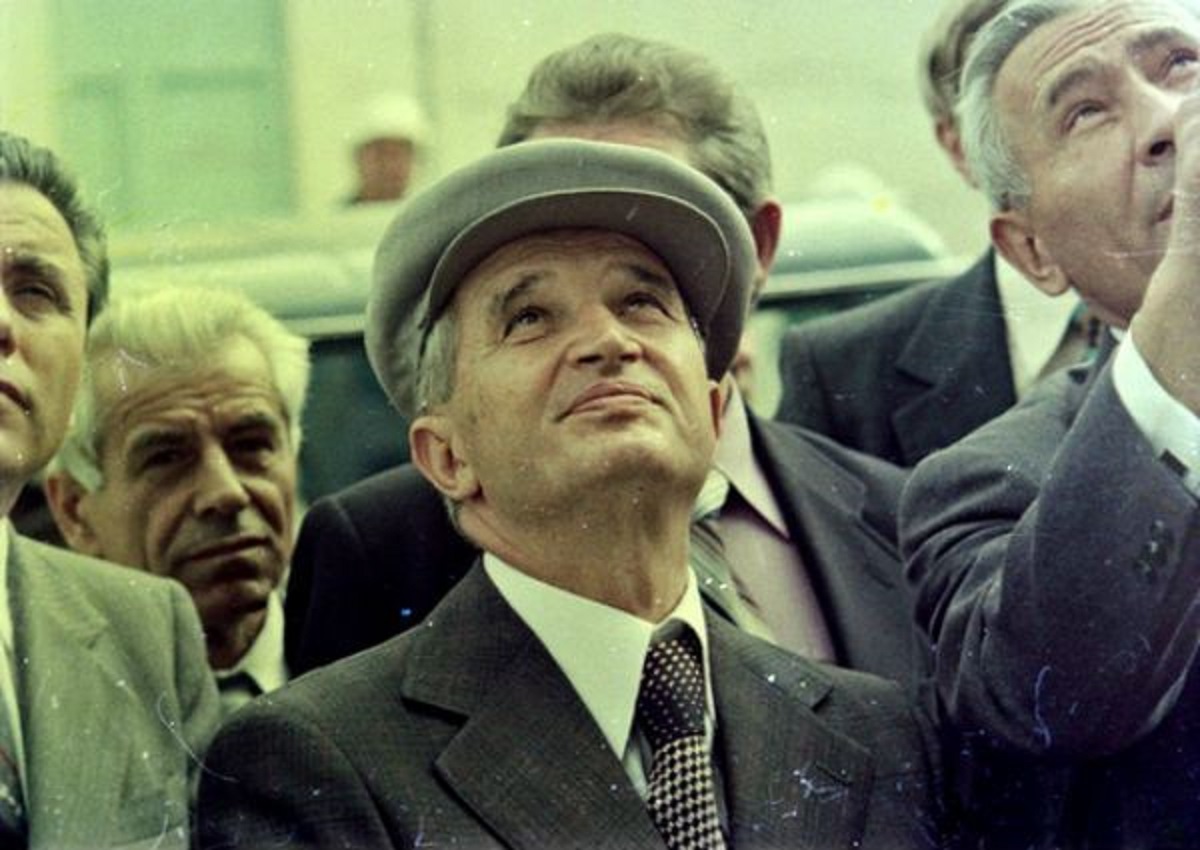 Bunurile lui Ceauşescu vândute la licitaţie ca pâinea caldã