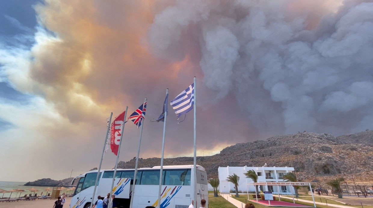 MAE a anunțat câți români sunt prinși în haosul din insula grecească Rhodos