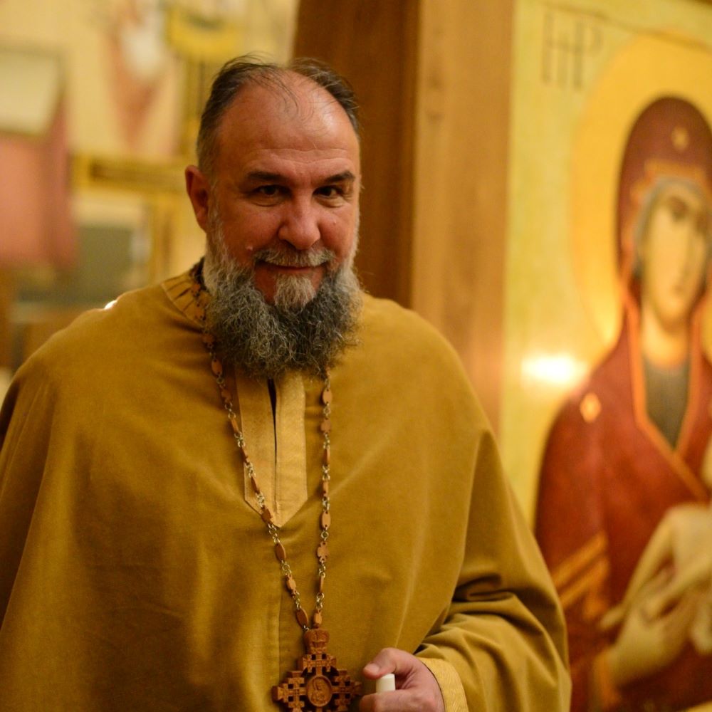Un preot cunoscut din Alba Iulia, suspendat de ÎPS Irineu, pentru că a ținut slujba noaptea