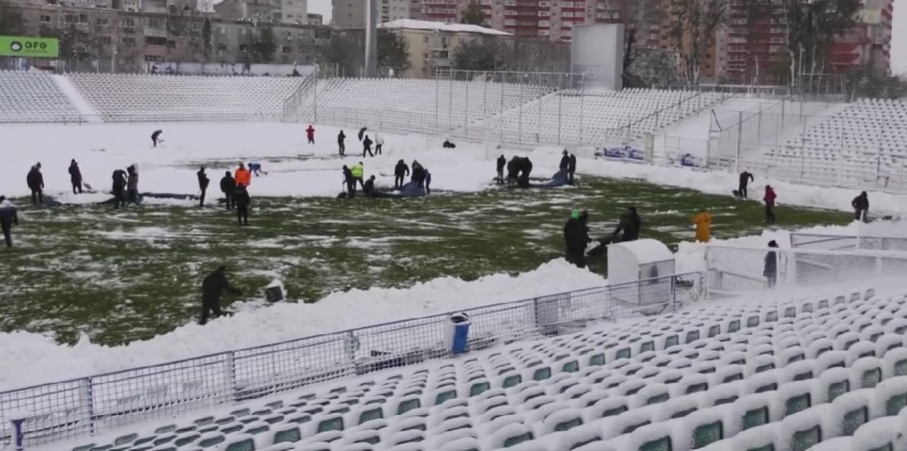 Suporterii echipei de fotbal Oțelul au venit la stadion ca să deszăpezească terenul