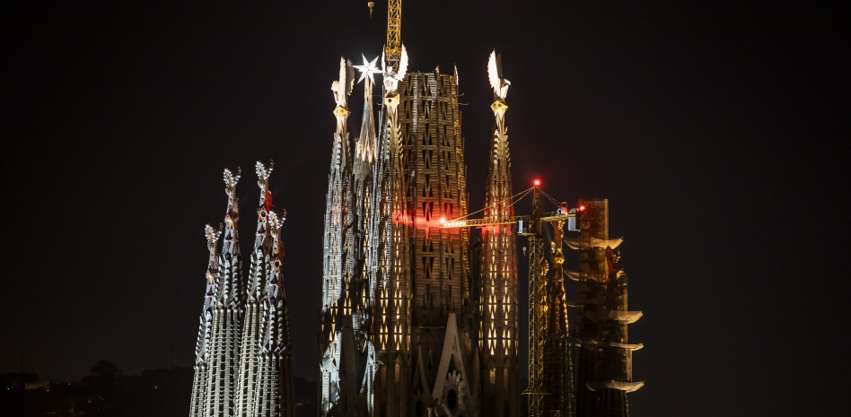 Sagrada Familia: Turlele celor patru evangheliști finalizate și pentru prima dată luminate