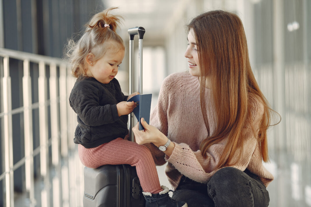 Părinții cu ordin de protecție pot călătorii cu minorii în străinătate, fără acordul agresorilor