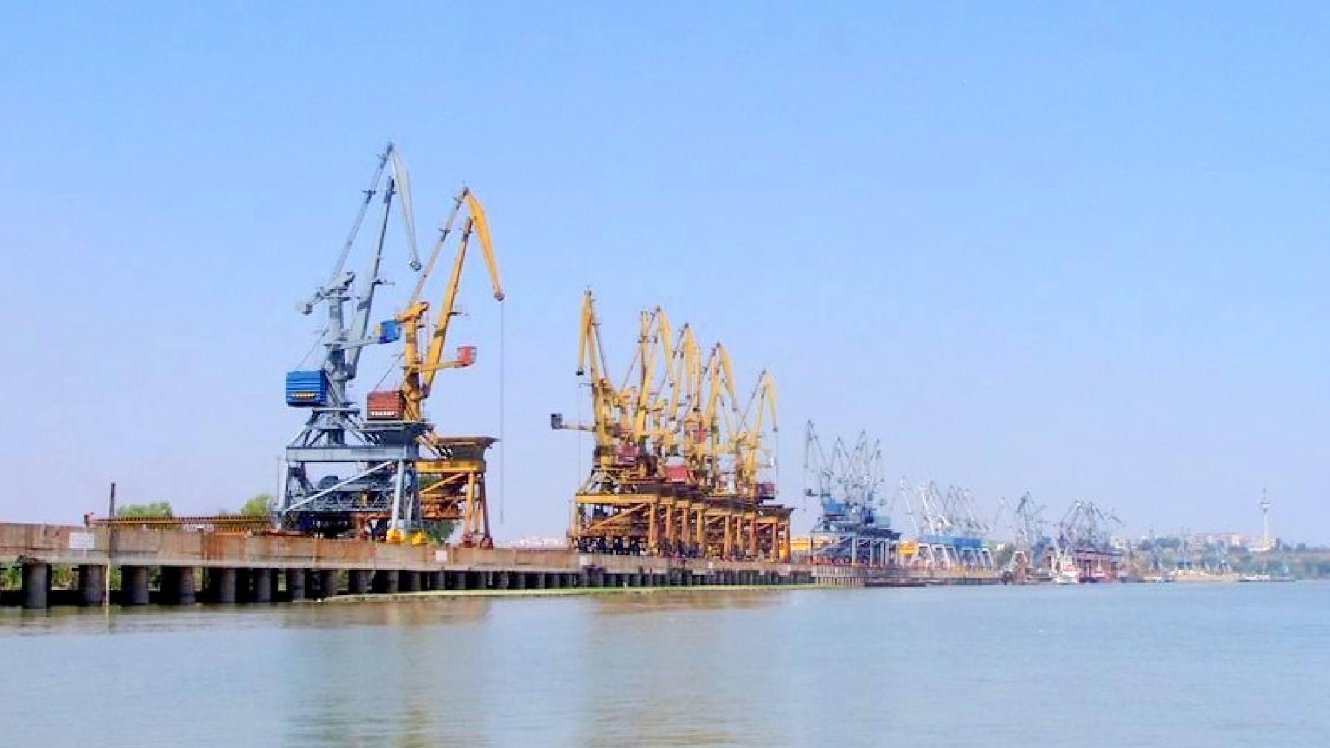 Războiul din Ucraina a scăzut cu 50% traficul de mărfuri prin porturile de la Dunăre